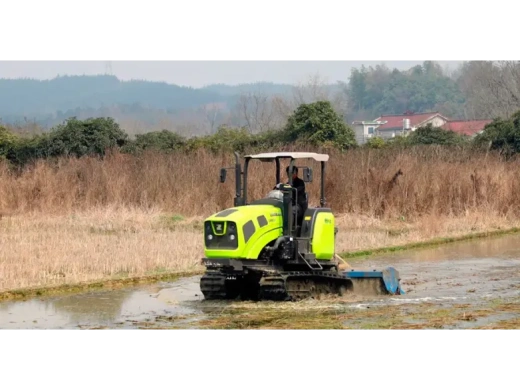 Трактор на гусенечном ходу